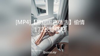 冒死爬窗偷窥 楼下的风韵少妇洗澡 好浓郁的一团阴毛