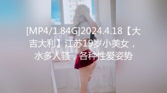 两个00后嫩妹全裸自摸按摩器互相震动炮友双飞，童颜大奶震动棒抽插炮友过来上位骑坐猛操