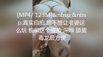 专注人前露出与路人同框美腿女神GI9ZA视图集，公园超市广场哪人多往哪去和老登一起锻炼 (6)