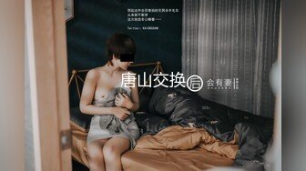 坑神潜入大学校园，女厕全景偸拍，课间络绎不绝的学生妹方便，浑圆的大美臀像是坐在镜头上一样 (1)