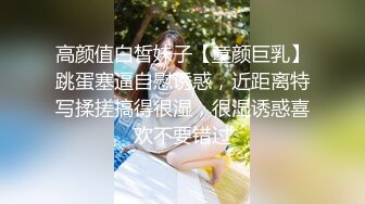 洗澡时间，在偷偷玩小玩具 被爸爸发现啦 粗暴冲进来